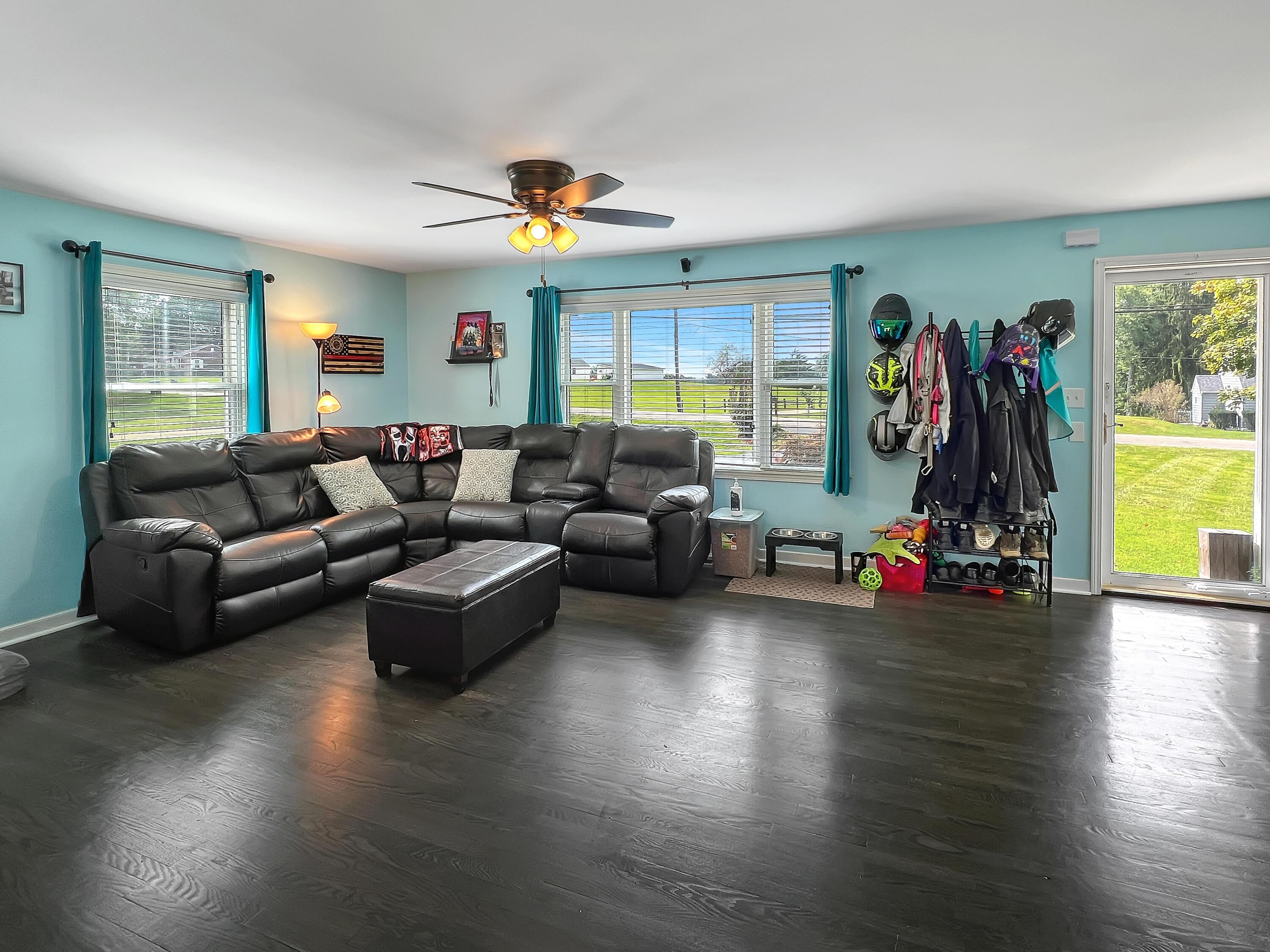 1796 Baltimore Road Northwest Lancaster, OH 43130 - Photo 5 of 27 Living room