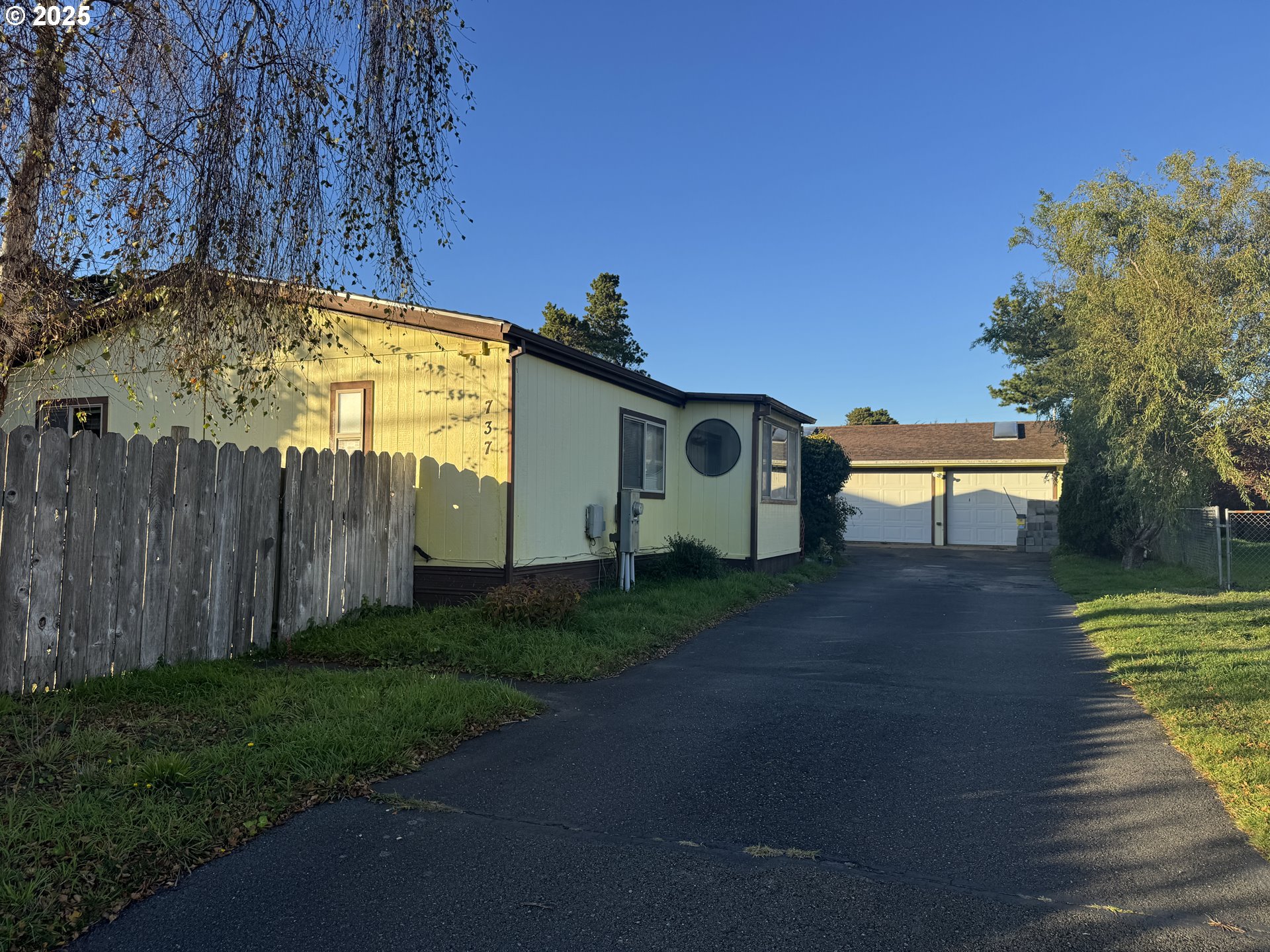 a view of a back yard