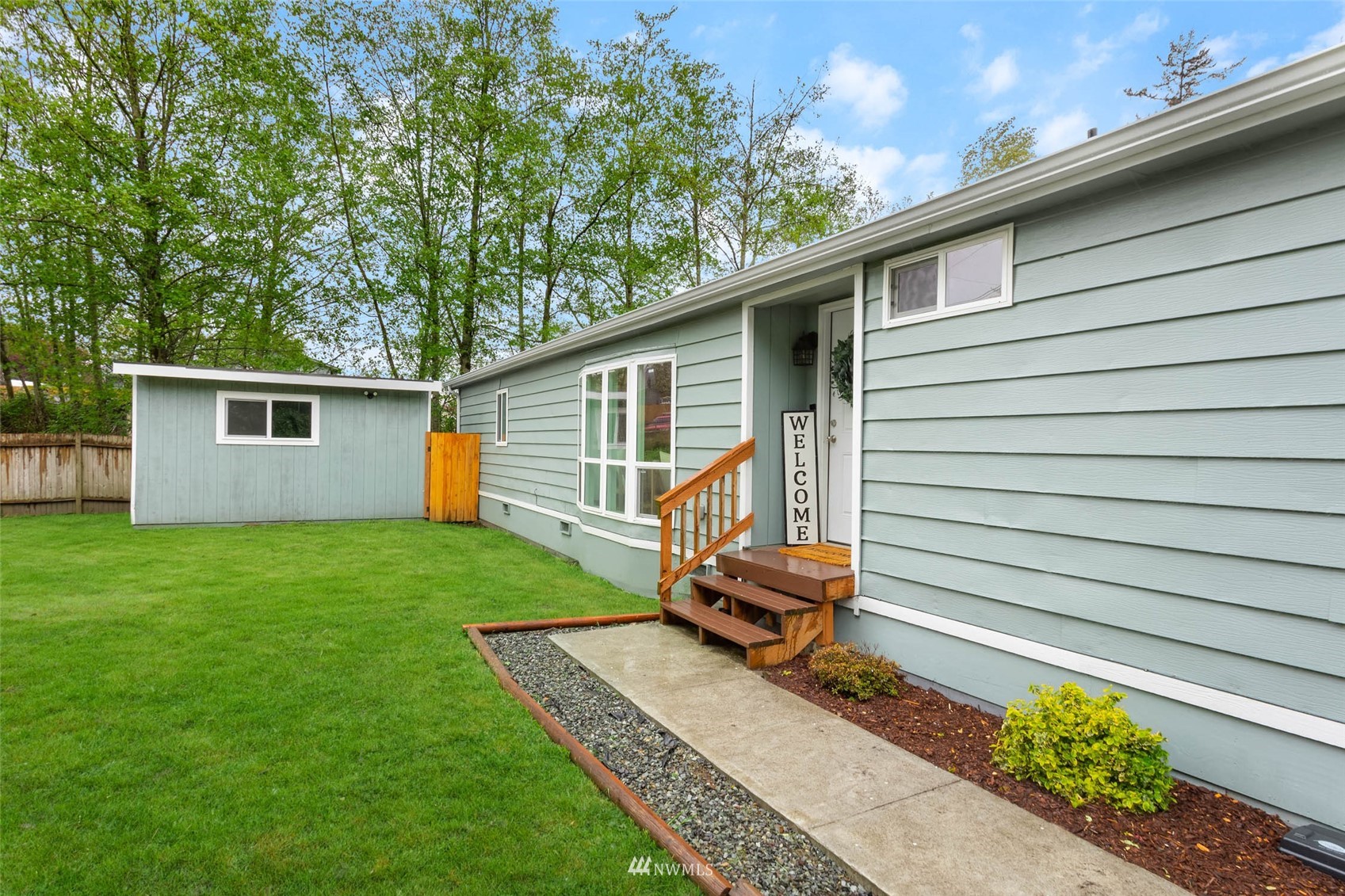 a view of a house with a backyard