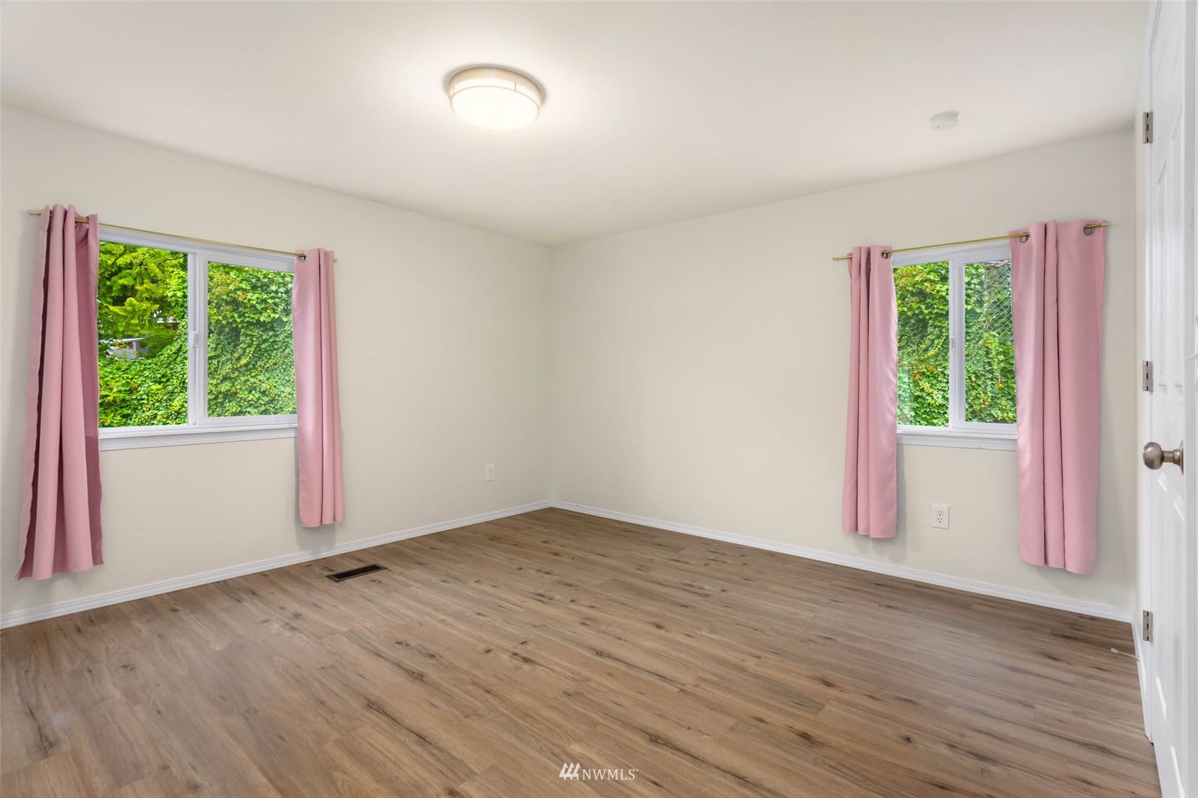 10701 Holly Drive Everett, WA 98204 - Photo 26 of 33 an empty room with wooden floor and windows