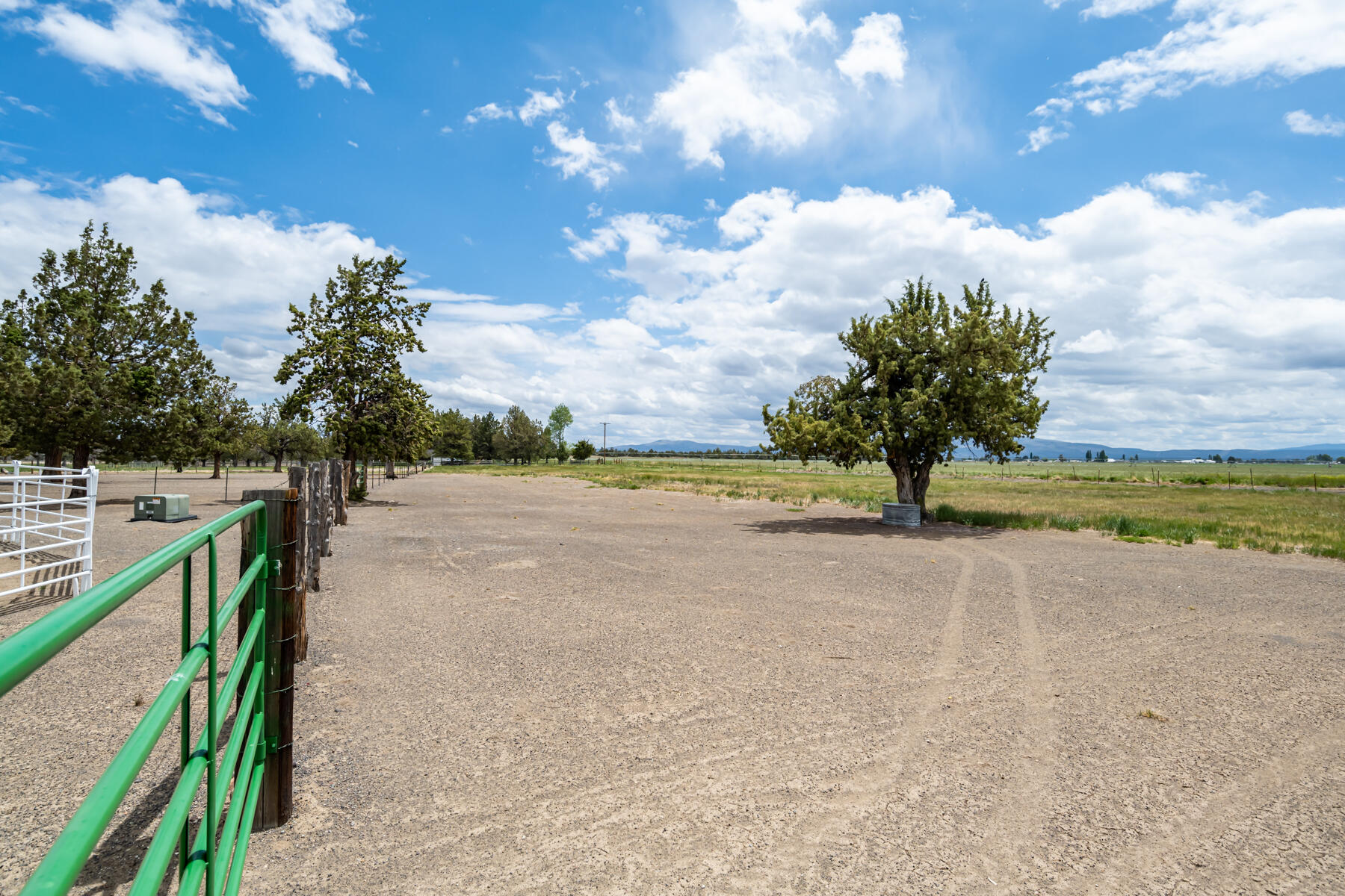 63520 Johnson Ranch Road Bend, OR 97701 - Photo 35 of 52 corral