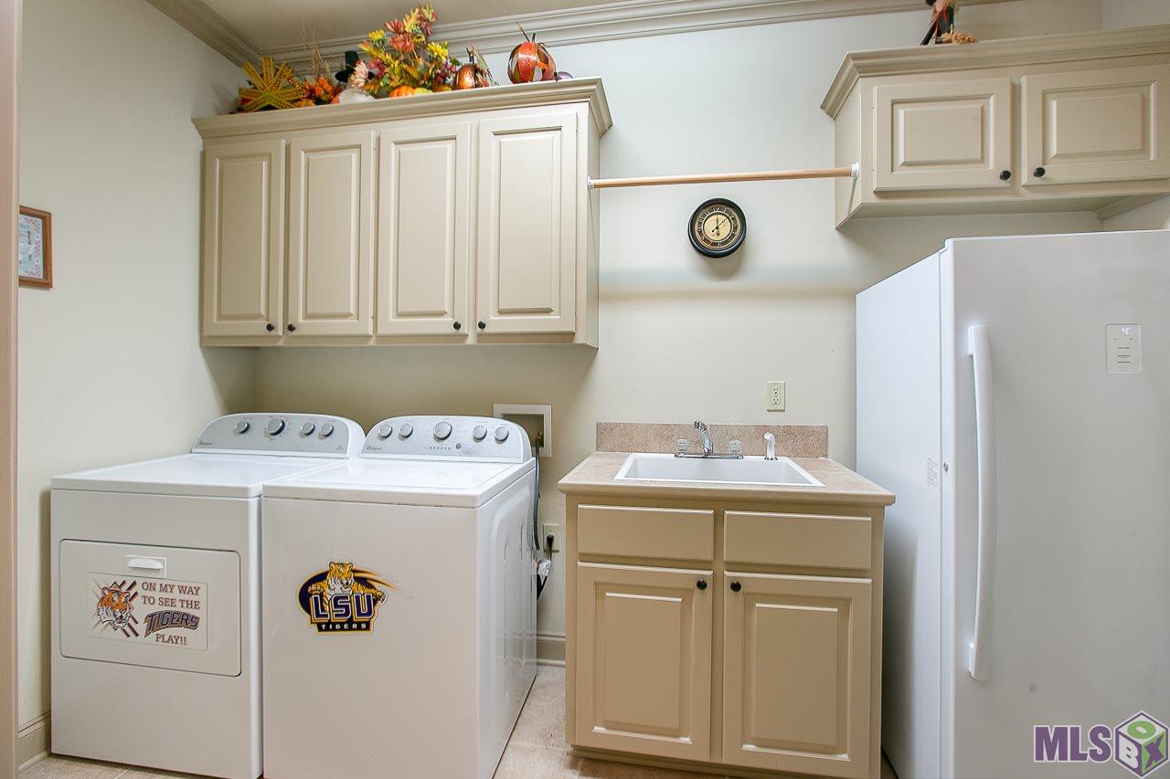9131 Homestead Drive Baton Rouge, LA 70817 - Photo 19 of 25 Large Laundry Room
