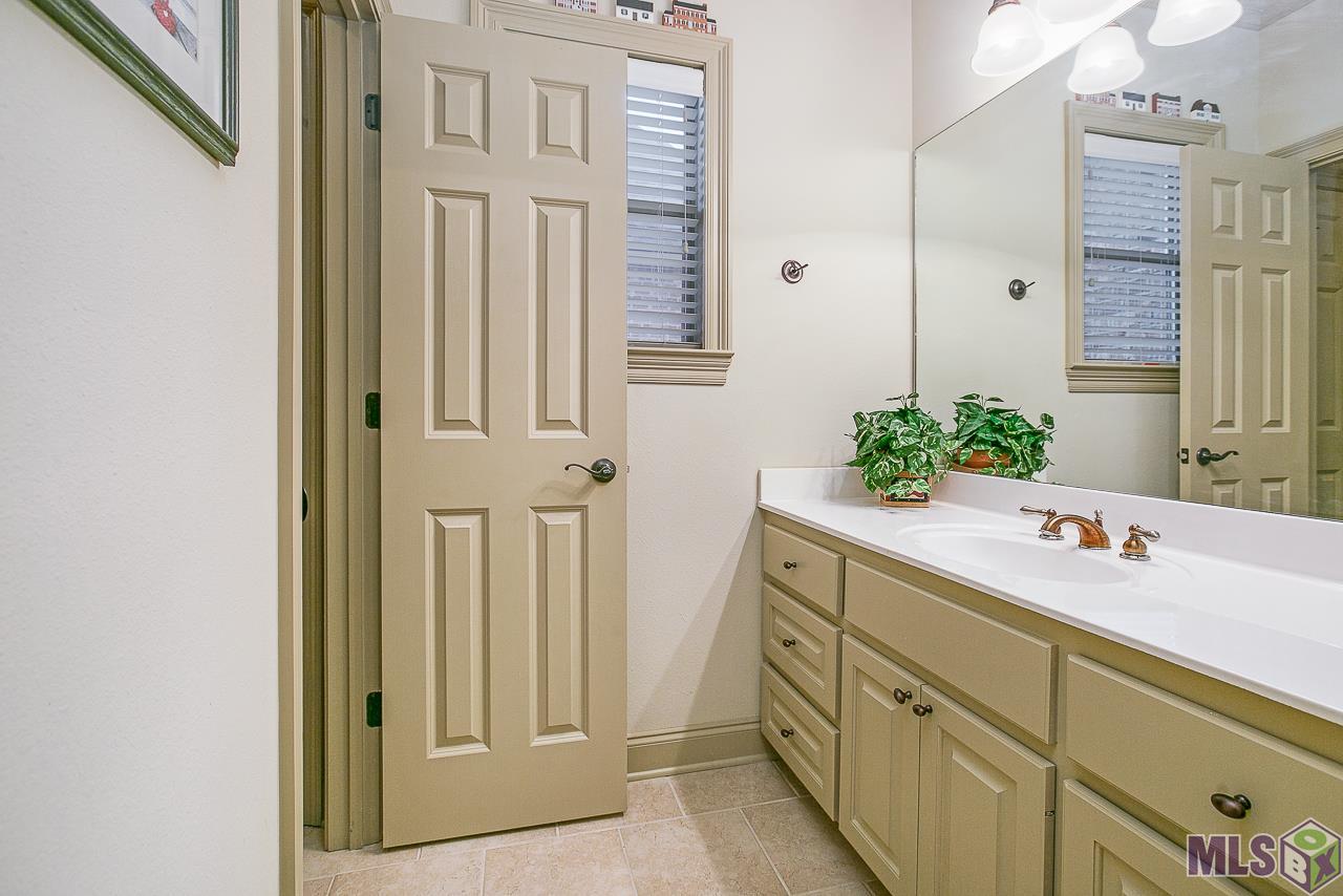 9131 Homestead Drive Baton Rouge, LA 70817 - Photo 8 of 25 Guest Bathroom