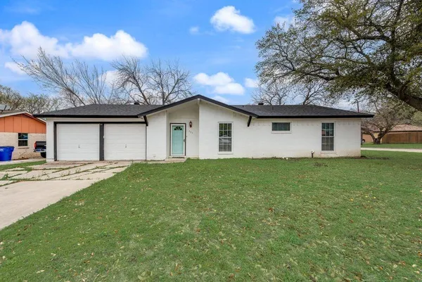 $2,100 | 305 Live Oak Drive, Mansfield, TX 76063