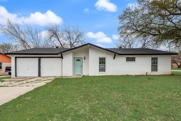 $2,100 | 305 Live Oak Drive, Mansfield, TX 76063