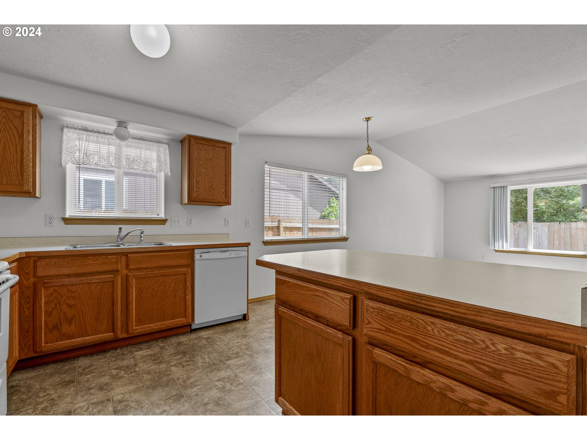 3282 Rockingham Court Northeast Salem, OR 97301 - Photo 3 of 32 Gallery Image 3