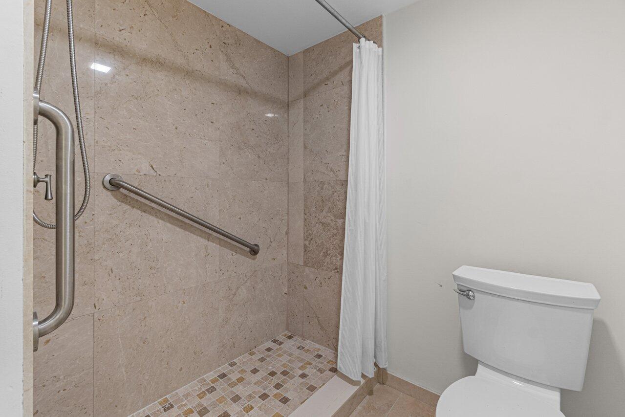 21728 Arriba Real, Unit 34H Boca Raton, FL 33433 - Photo 19 of 26 Primary Bathroom