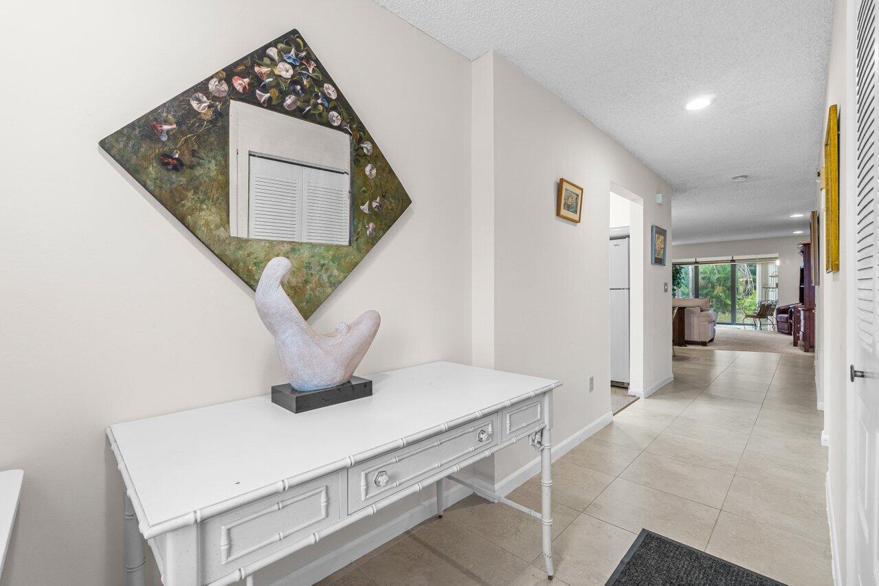 21728 Arriba Real, Unit 34H Boca Raton, FL 33433 - Photo 3 of 26 Foyer