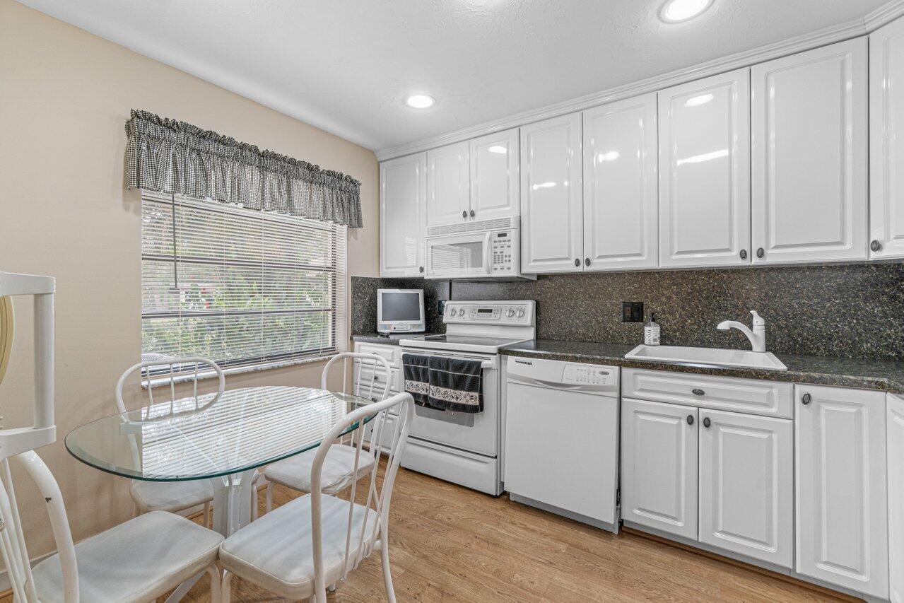 21728 Arriba Real, Unit 34H Boca Raton, FL 33433 - Photo 7 of 26 Kitchen