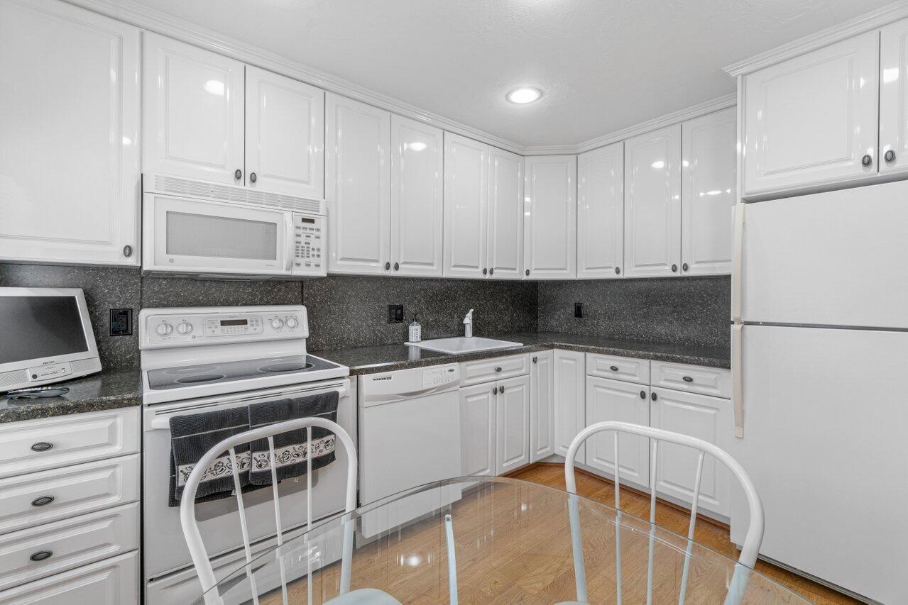 21728 Arriba Real, Unit 34H Boca Raton, FL 33433 - Photo 9 of 26 Kitchen