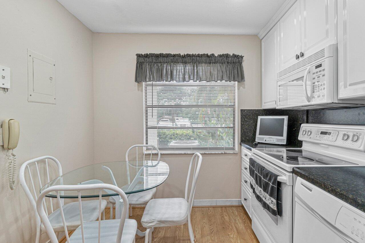 21728 Arriba Real, Unit 34H Boca Raton, FL 33433 - Photo 10 of 26 Kitchen