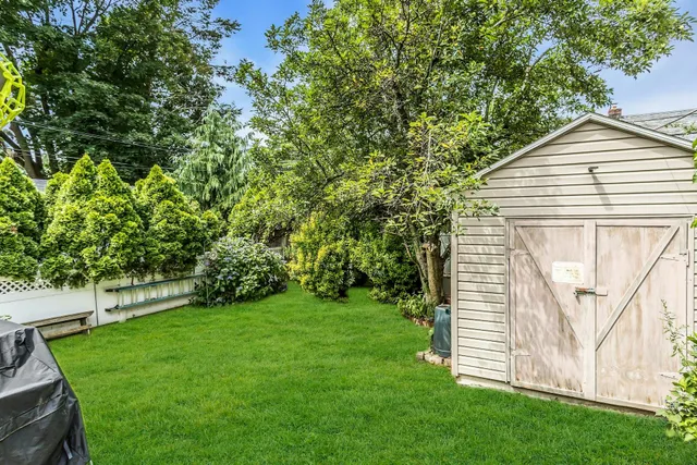 a view of a house with backyard and garden