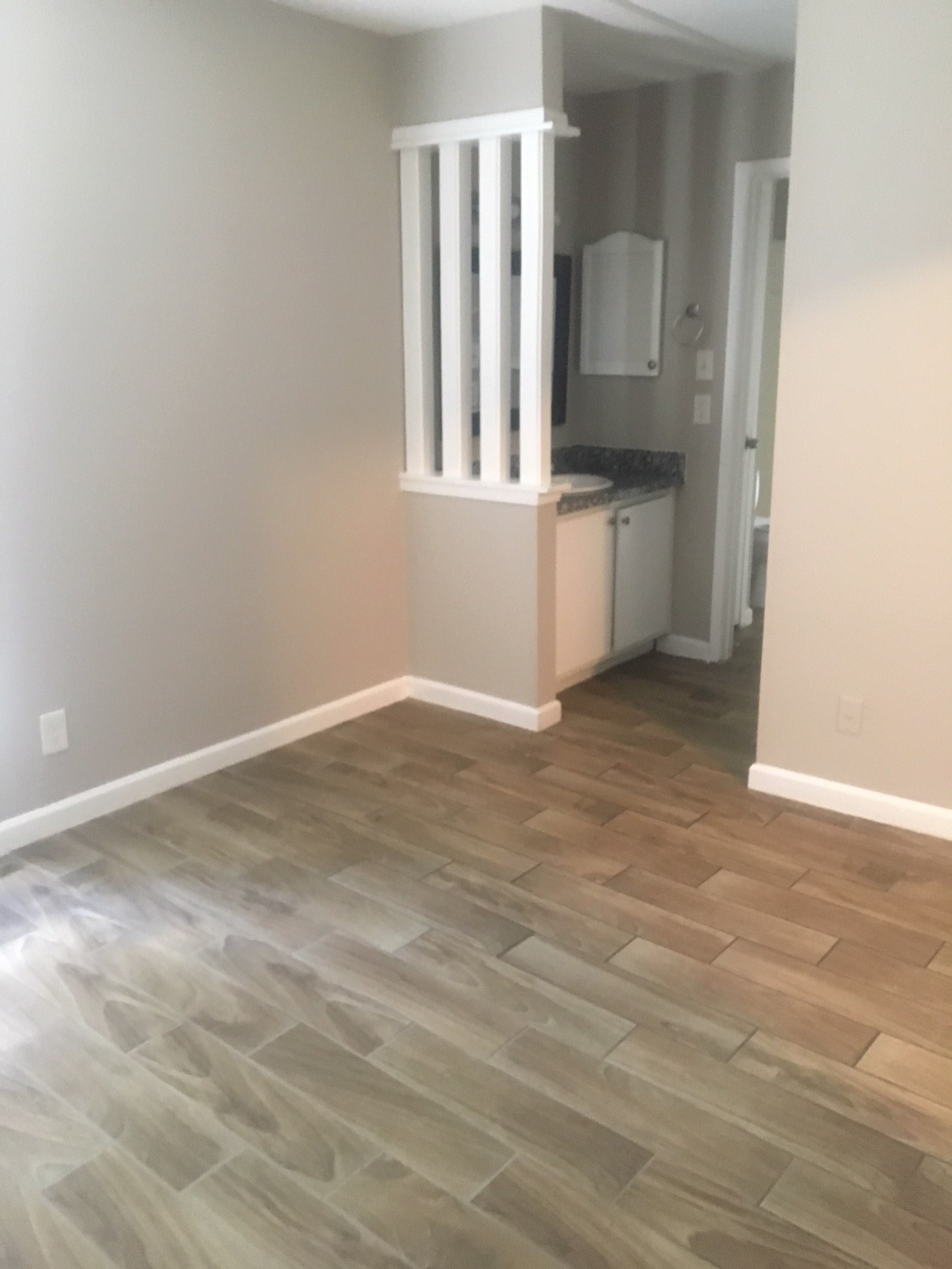 6200 West Tidwell Road, Unit 901 Houston, TX 77092 - Photo 8 of 12 an empty room with windows