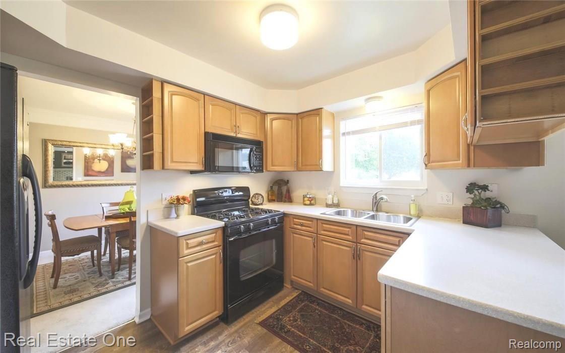 524 Meadowlake Road Canton, MI 48188 - Photo 6 of 24 6-Meadow.jpg