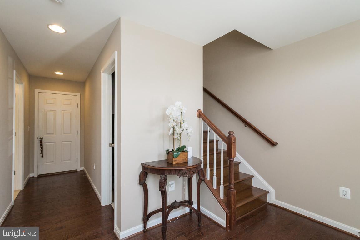 16040 Madison Ridge Place Gainesville, VA 20155 - Photo 3 of 33 Gallery Image 3