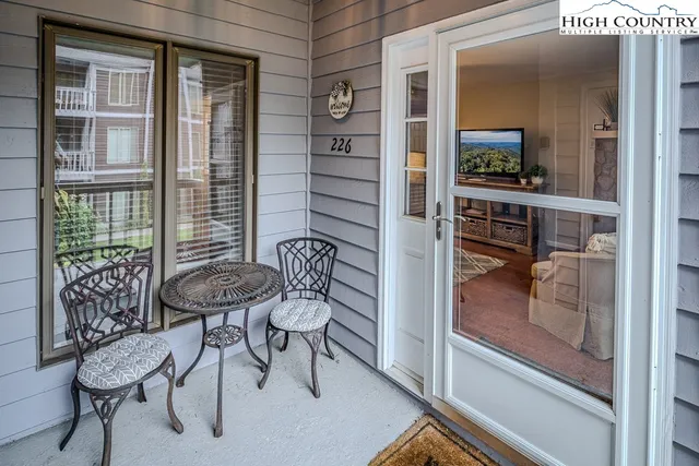 a view of livingroom with furniture