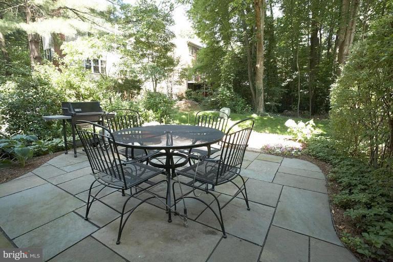 2149 Pond View Court Reston, VA 20191 - Photo 12 of 19 Back yard