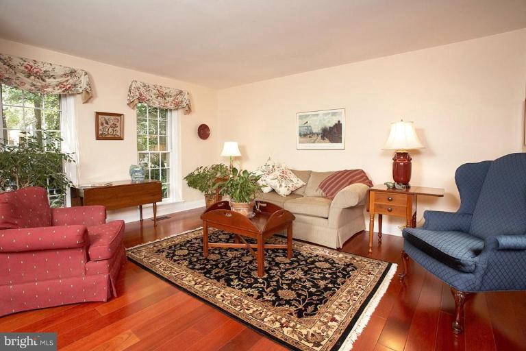 2149 Pond View Court Reston, VA 20191 - Photo 3 of 19 Living Room