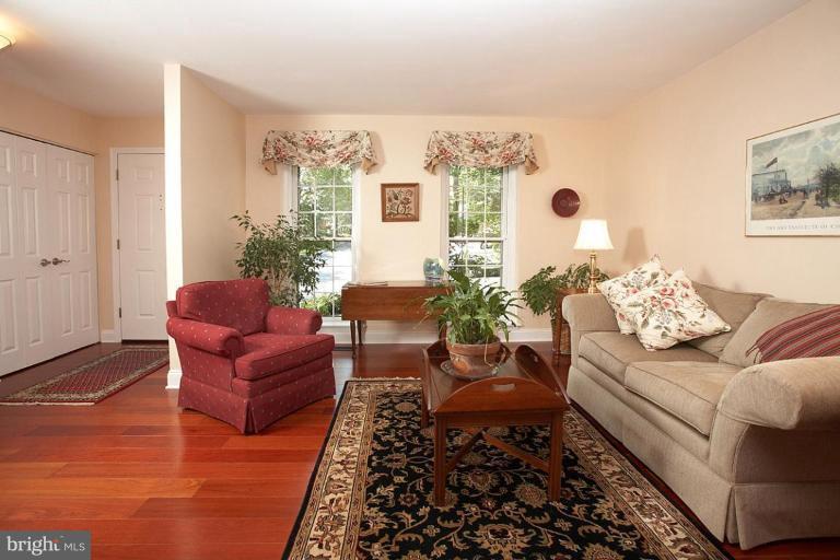 2149 Pond View Court Reston, VA 20191 - Photo 4 of 19 Living Room #2