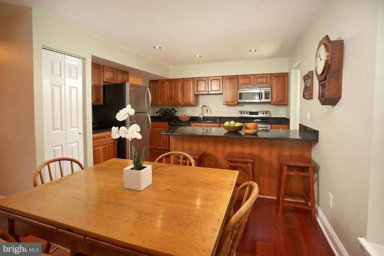 2149 Pond View Court Reston, VA 20191 - Photo 7 of 19 Kitchen