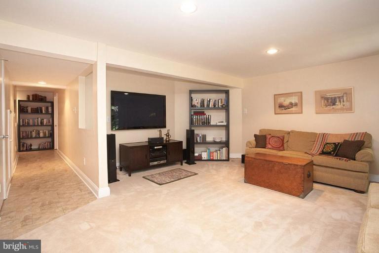 2149 Pond View Court Reston, VA 20191 - Photo 9 of 19 Family Room
