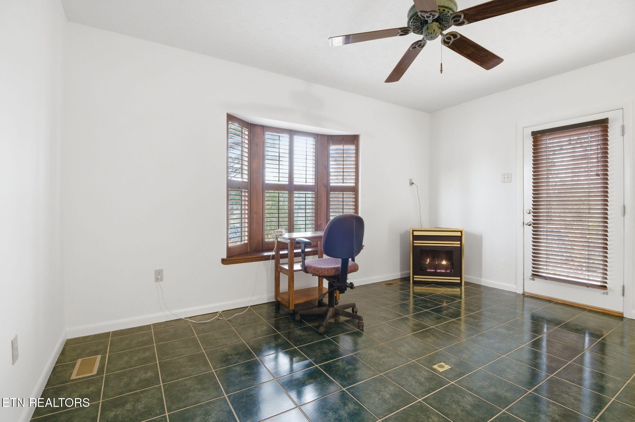 353 East Wolf Valley Road Heiskell, TN 37754 - Photo 12 of 34 a view of a workspace with furniture and a window