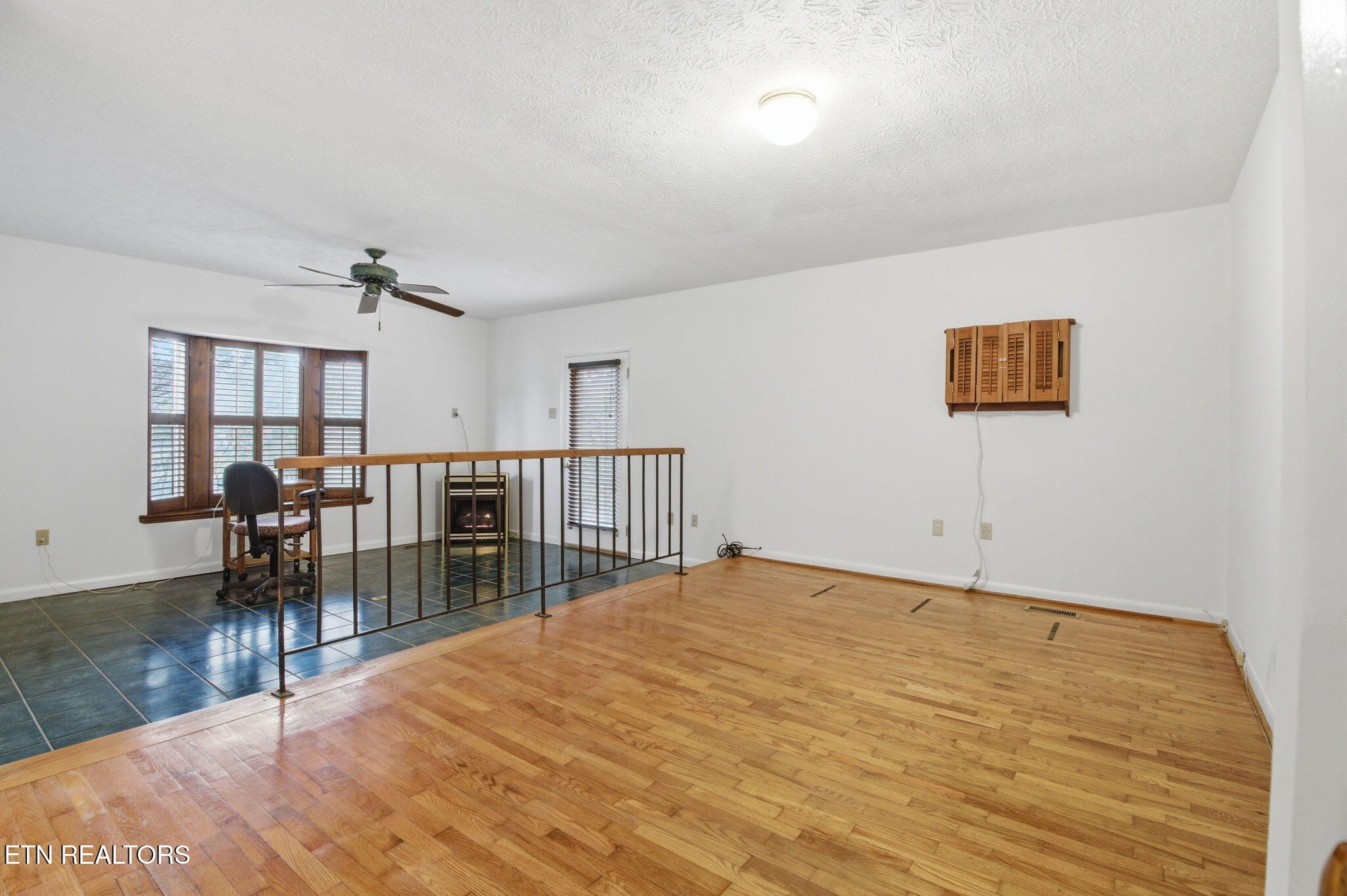 353 East Wolf Valley Road Heiskell, TN 37754 - Photo 9 of 34 a view of a livingroom with furniture and kitchen view