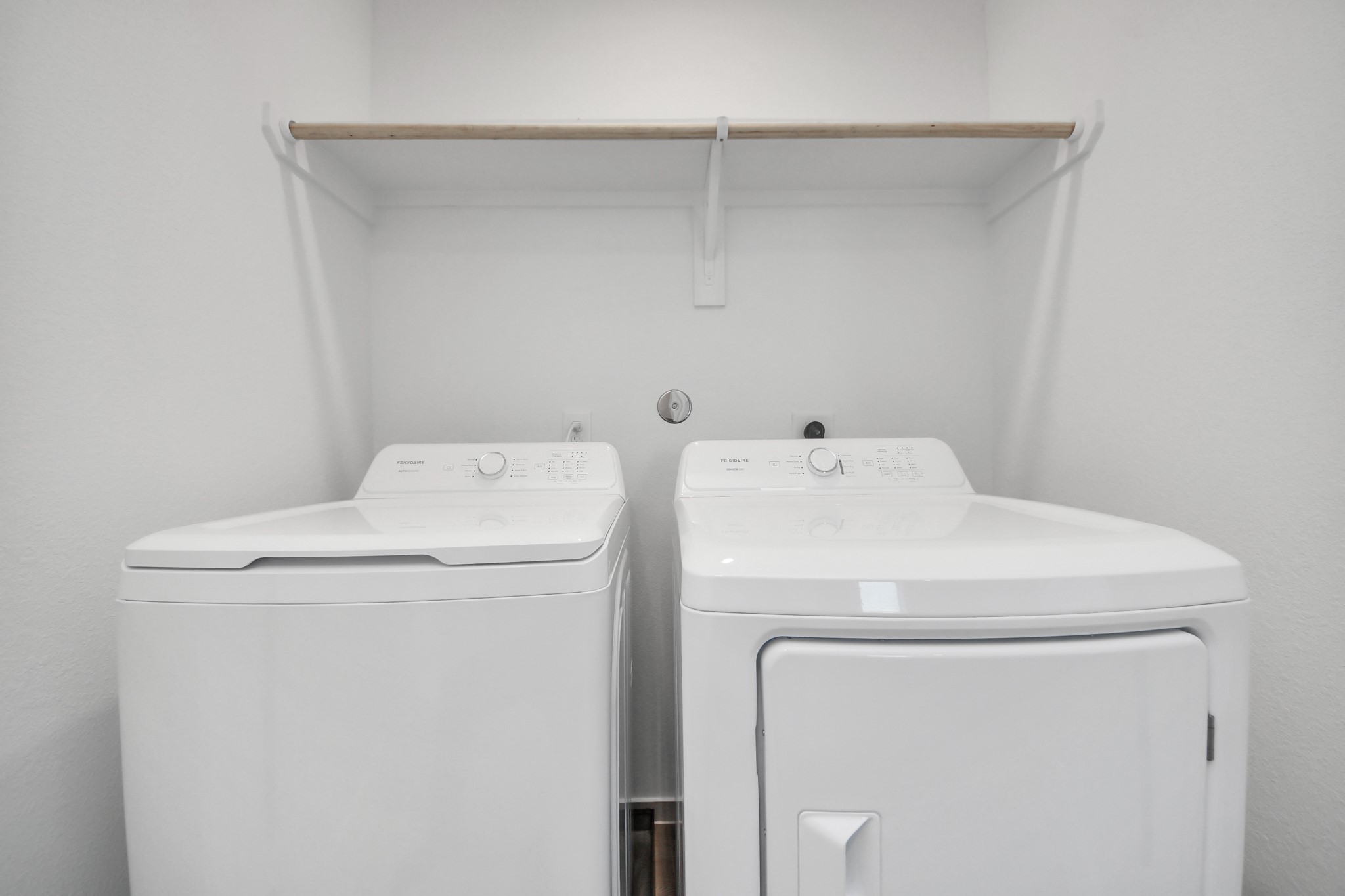 2931 Summer Breeze Way Angleton, TX 77515 - Photo 23 of 30 a utility room with dryer and washer