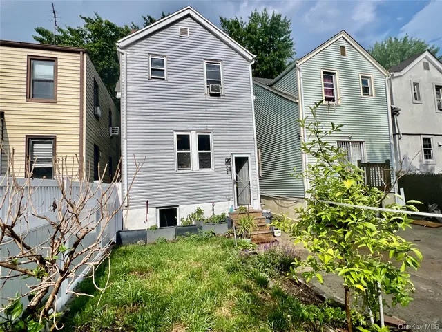 a view of a yard in front of house