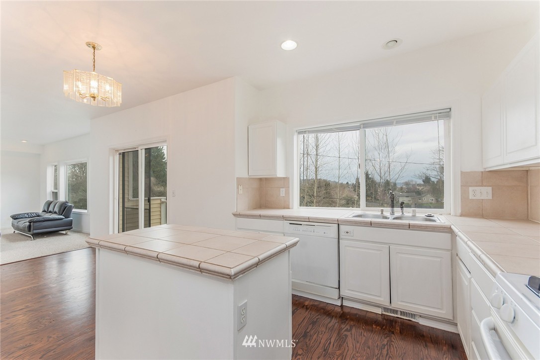 326 South 20th Place Renton, WA 98055 - Photo 5 of 25