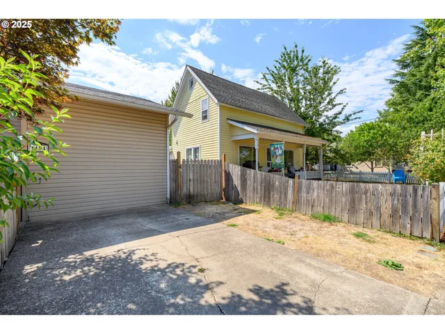 $335,000 | 1404 East 8th Street, Newberg, OR 97132