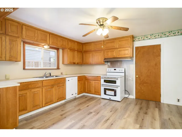 $335,000 | 1404 East 8th Street, Newberg, OR 97132