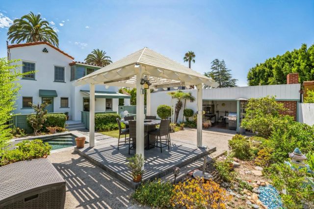 a view of a house with backyard and porch