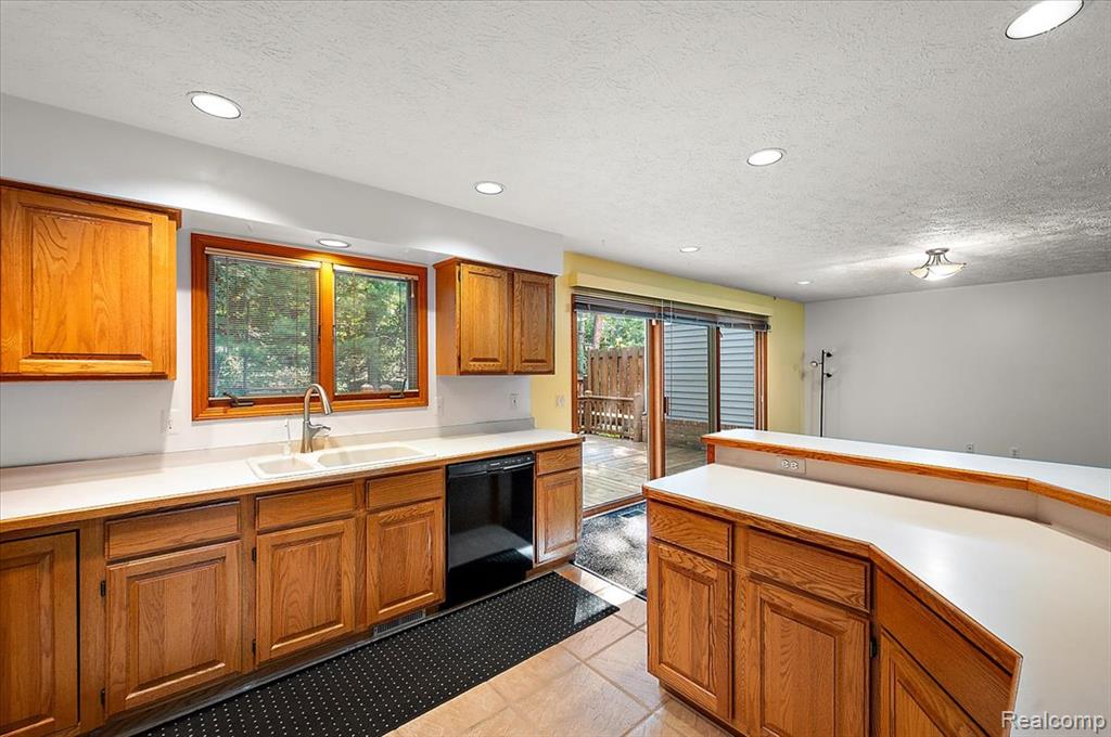 6583 Ridgeview Drive Clarkston, MI 48346 - Photo 13 of 65