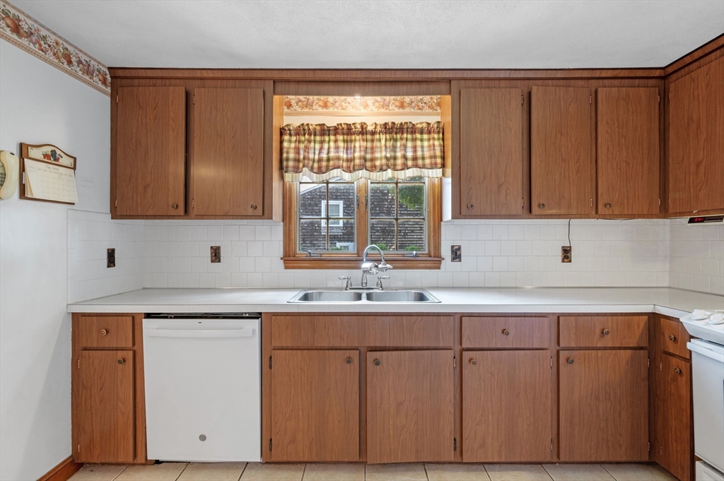 25 Colonial Road Peabody, MA 01960 - Photo 9 of 42
