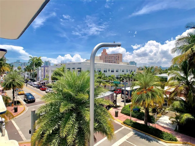 a view of a fountain in front of the house
