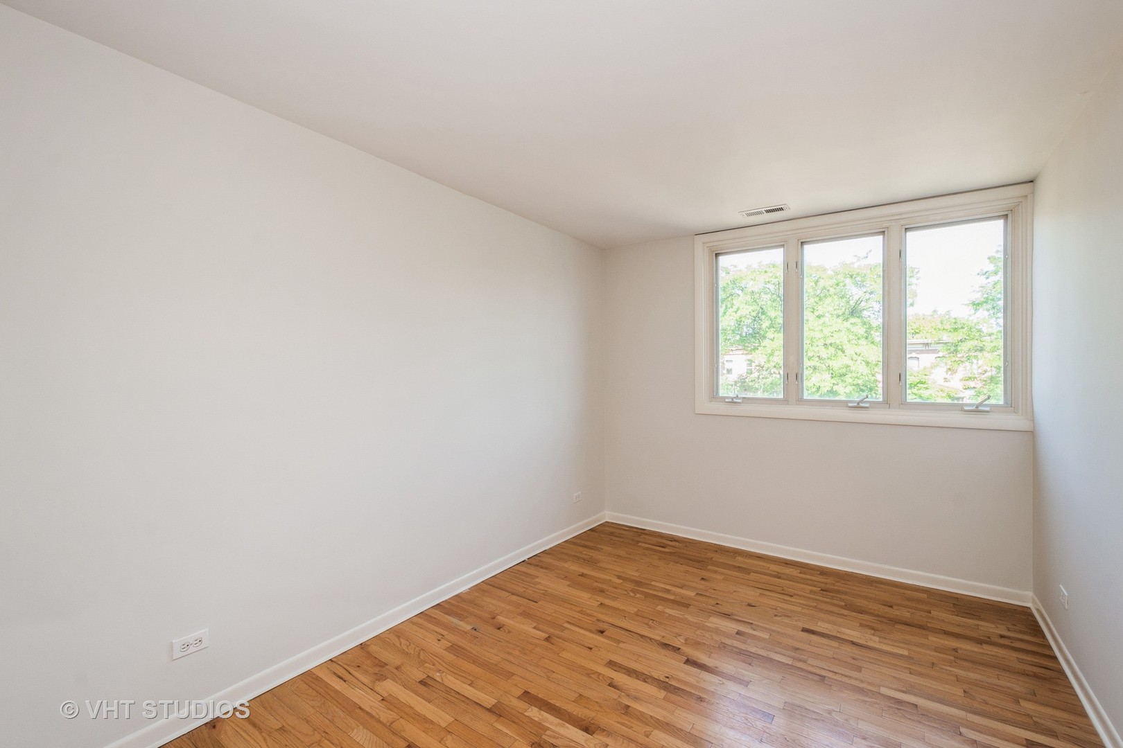 900 South Laflin Street Chicago, IL 60607 - Photo 11 of 20 a view of empty room with wooden floor and fan