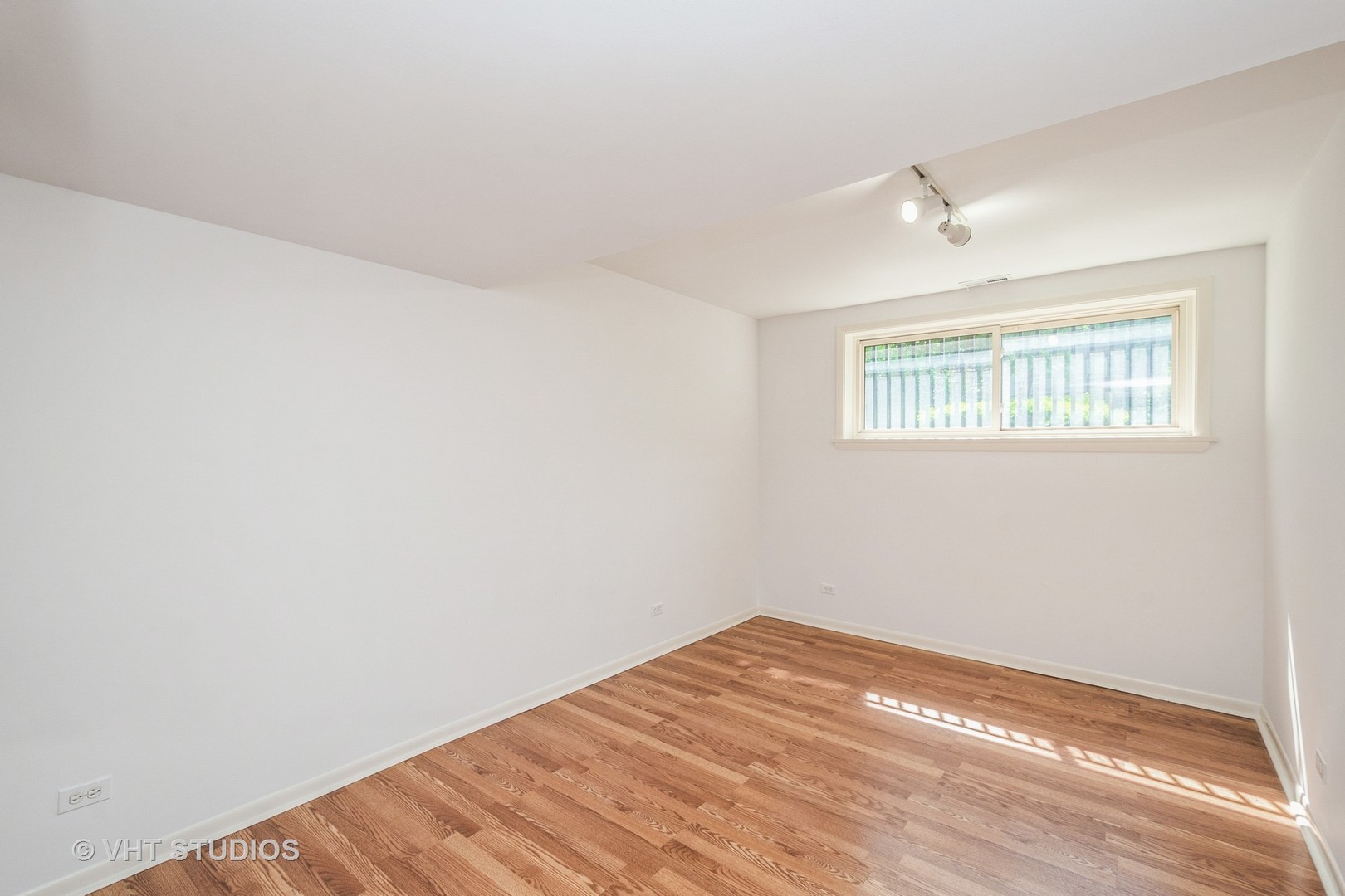 900 South Laflin Street Chicago, IL 60607 - Photo 12 of 20 a view of empty room with wooden floor and fan