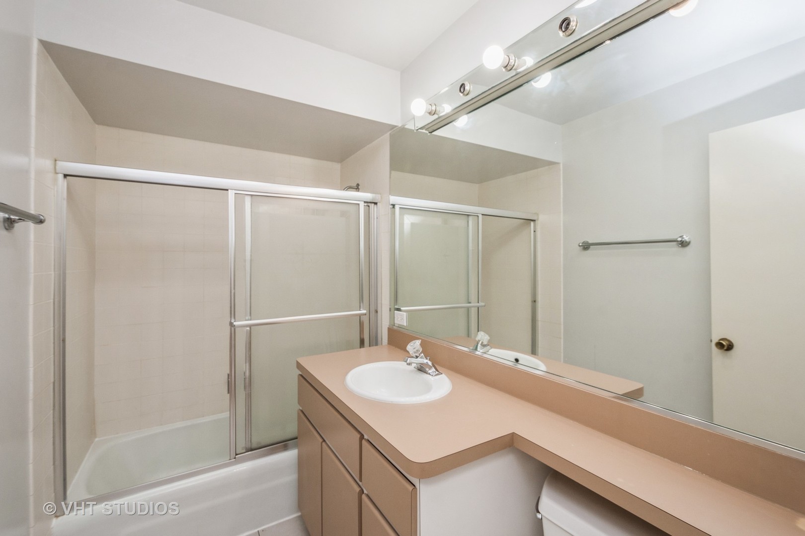 900 South Laflin Street Chicago, IL 60607 - Photo 13 of 20 a bathroom with a sink and a mirror