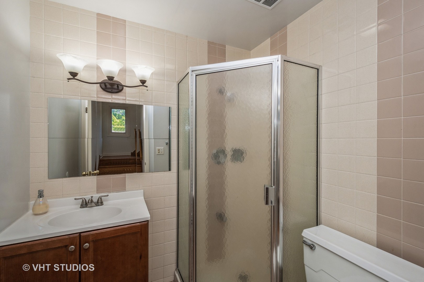 900 South Laflin Street Chicago, IL 60607 - Photo 14 of 20 a bathroom with a sink a toilet and shower