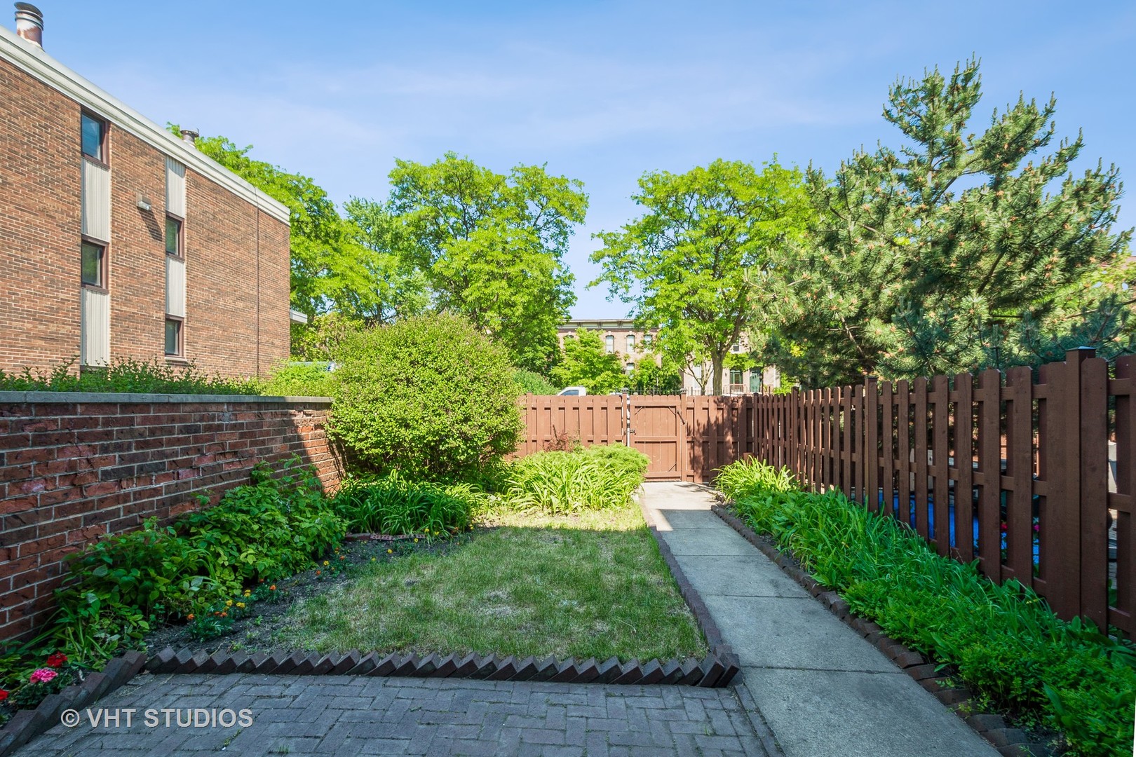 900 South Laflin Street Chicago, IL 60607 - Photo 17 of 20 a view of a backyard with pathway
