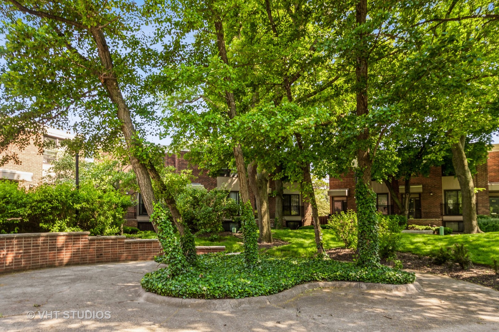 900 South Laflin Street Chicago, IL 60607 - Photo 19 of 20 a front view of a house with garden