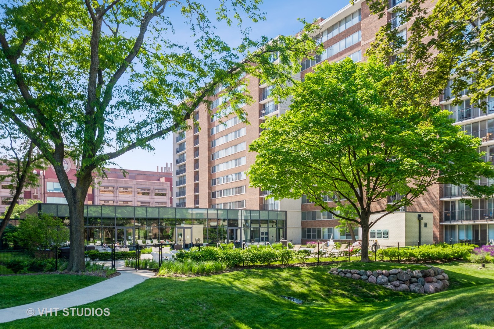 900 South Laflin Street Chicago, IL 60607 - Photo 20 of 20 a front view of a building with a garden