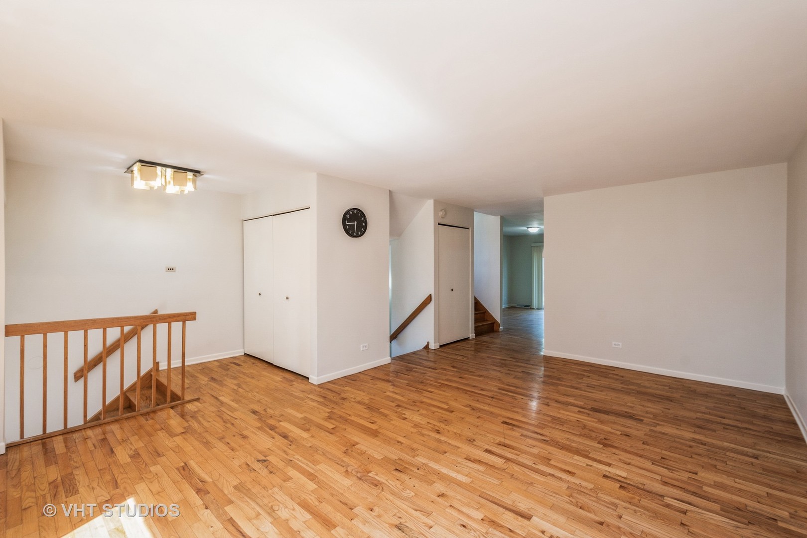 900 South Laflin Street Chicago, IL 60607 - Photo 4 of 20 a view of a livingroom with wooden floor