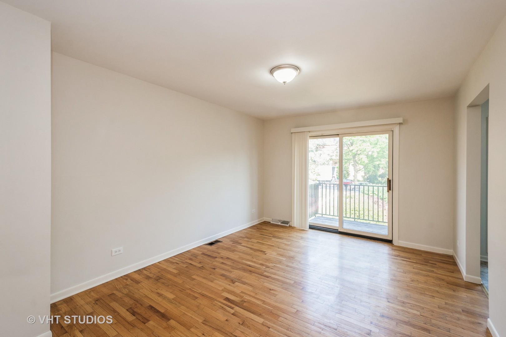 900 South Laflin Street Chicago, IL 60607 - Photo 6 of 20 an empty room with wooden floor and windows
