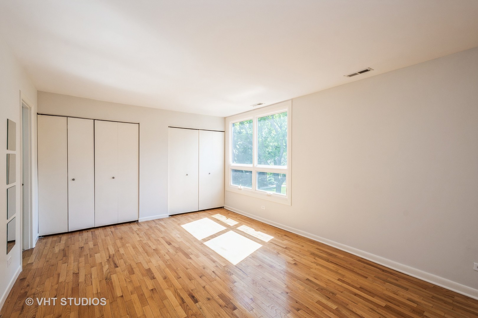 900 South Laflin Street Chicago, IL 60607 - Photo 8 of 20 a view of empty room with wooden floor and fan