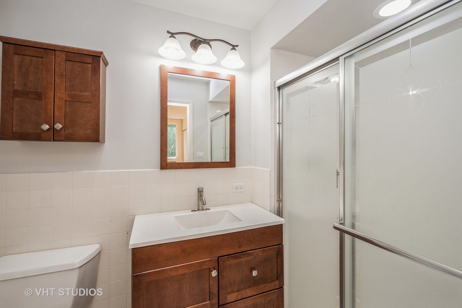 900 South Laflin Street Chicago, IL 60607 - Photo 9 of 20 a bathroom with a sink a toilet and mirror