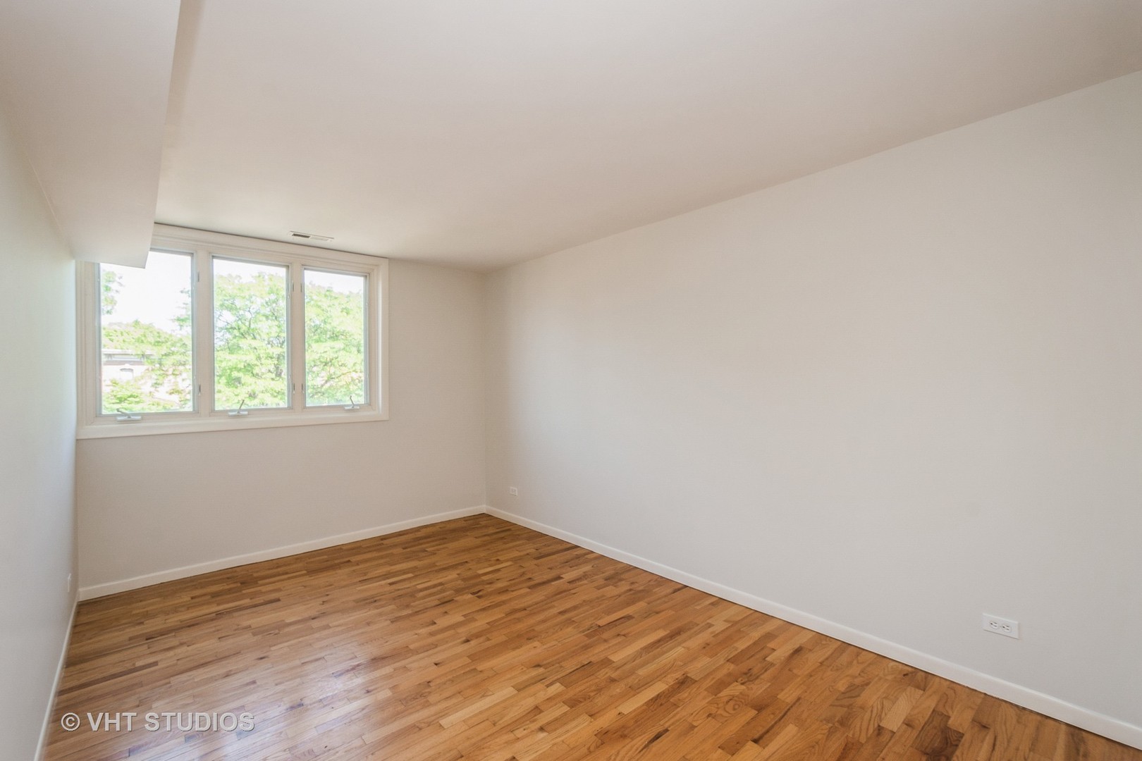 900 South Laflin Street Chicago, IL 60607 - Photo 10 of 20 an empty room with a window