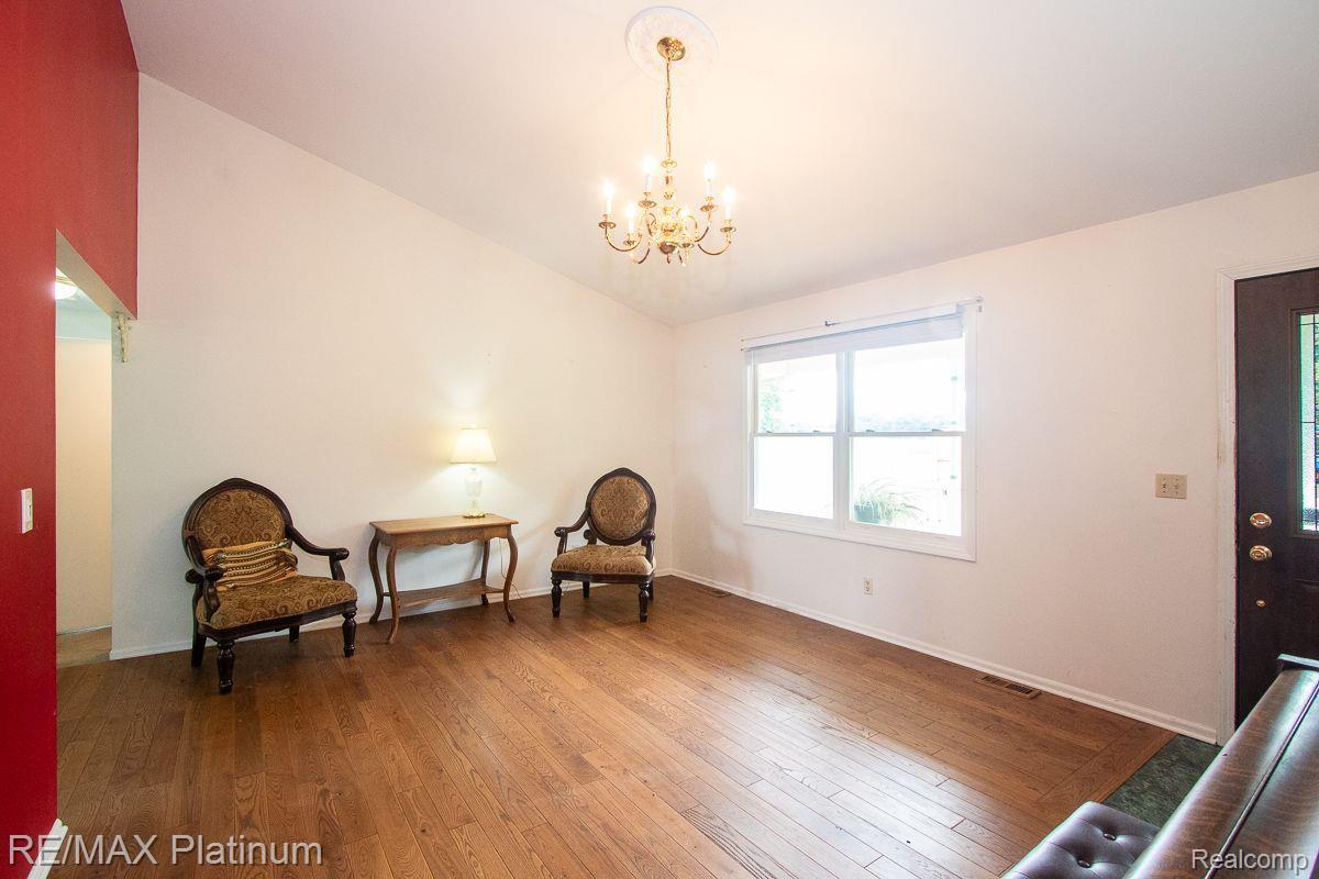 8264 Green Road Fenton, MI 48430 - Photo 6 of 40 Living Room