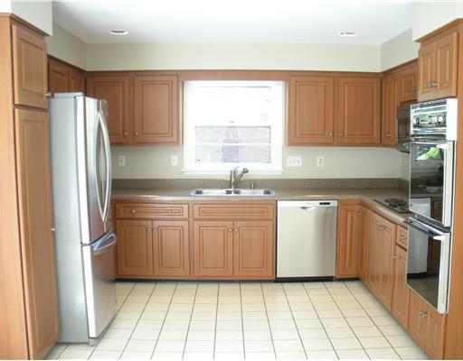 896 Old Hickory Road Mt. Lebanon, PA 15243 - Photo 5 of 14 Kitchen.